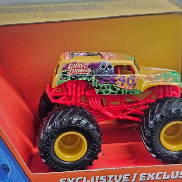 Monster Jam Garage Playset and Storage w/ Exclusive Grave Digger Truck - Picture 3 of 13